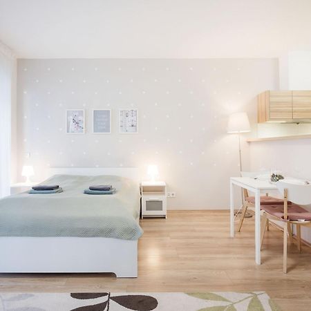 The Chic Crib With Balcony Appartement Boedapest Buitenkant foto