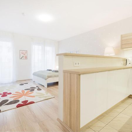 The Chic Crib With Balcony Appartement Boedapest Buitenkant foto
