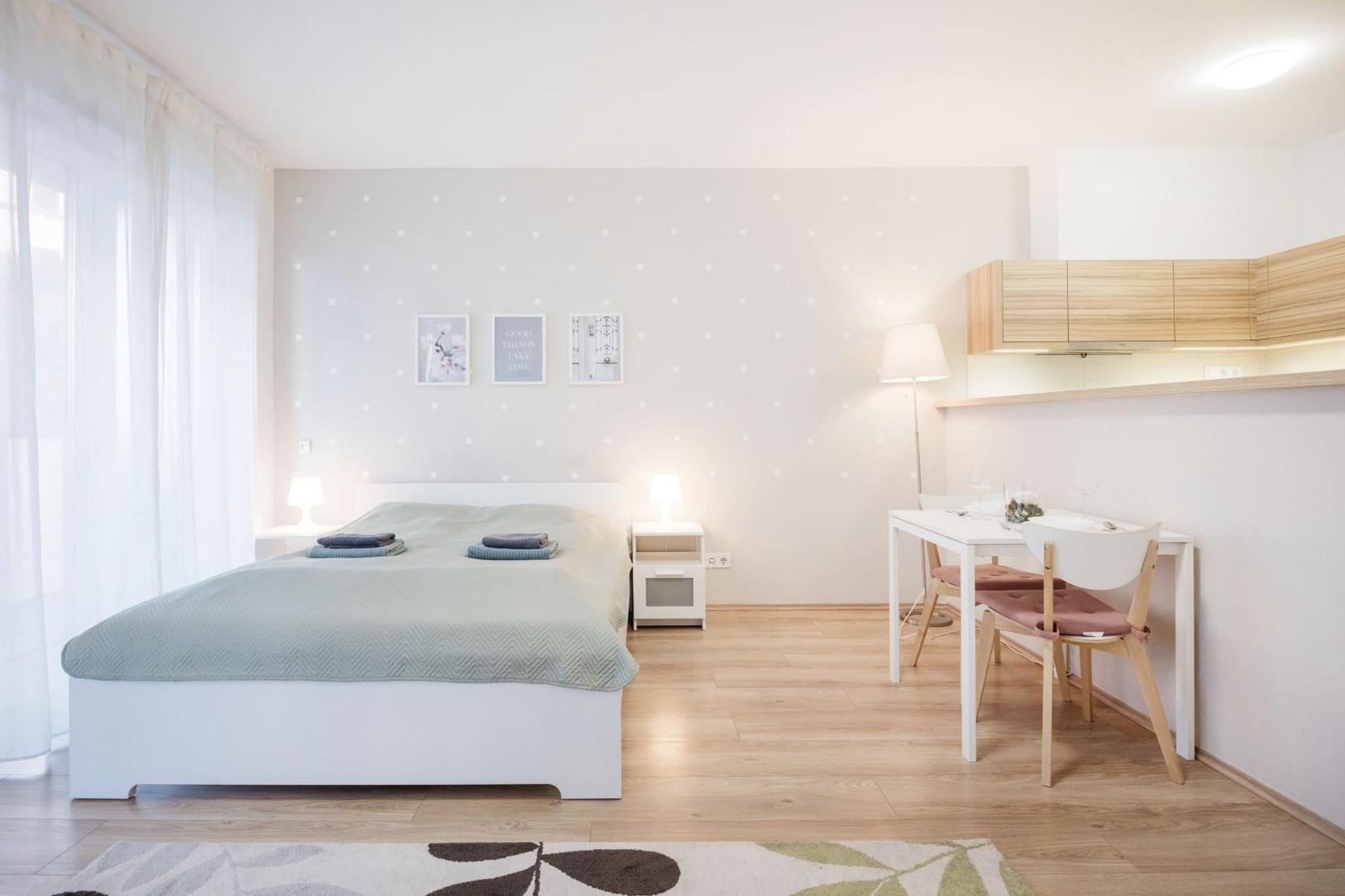 The Chic Crib With Balcony Appartement Boedapest Buitenkant foto