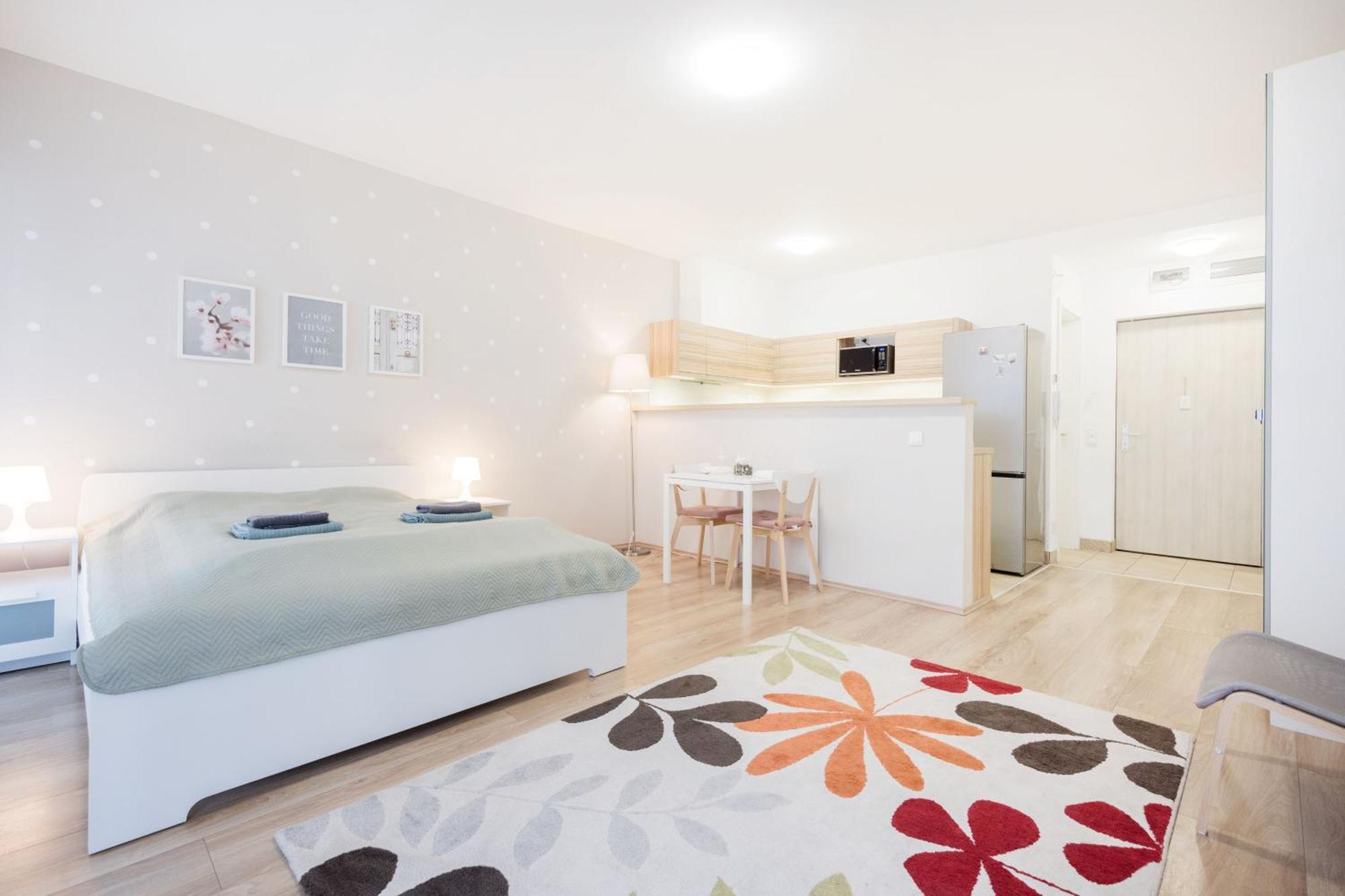 The Chic Crib With Balcony Appartement Boedapest Buitenkant foto