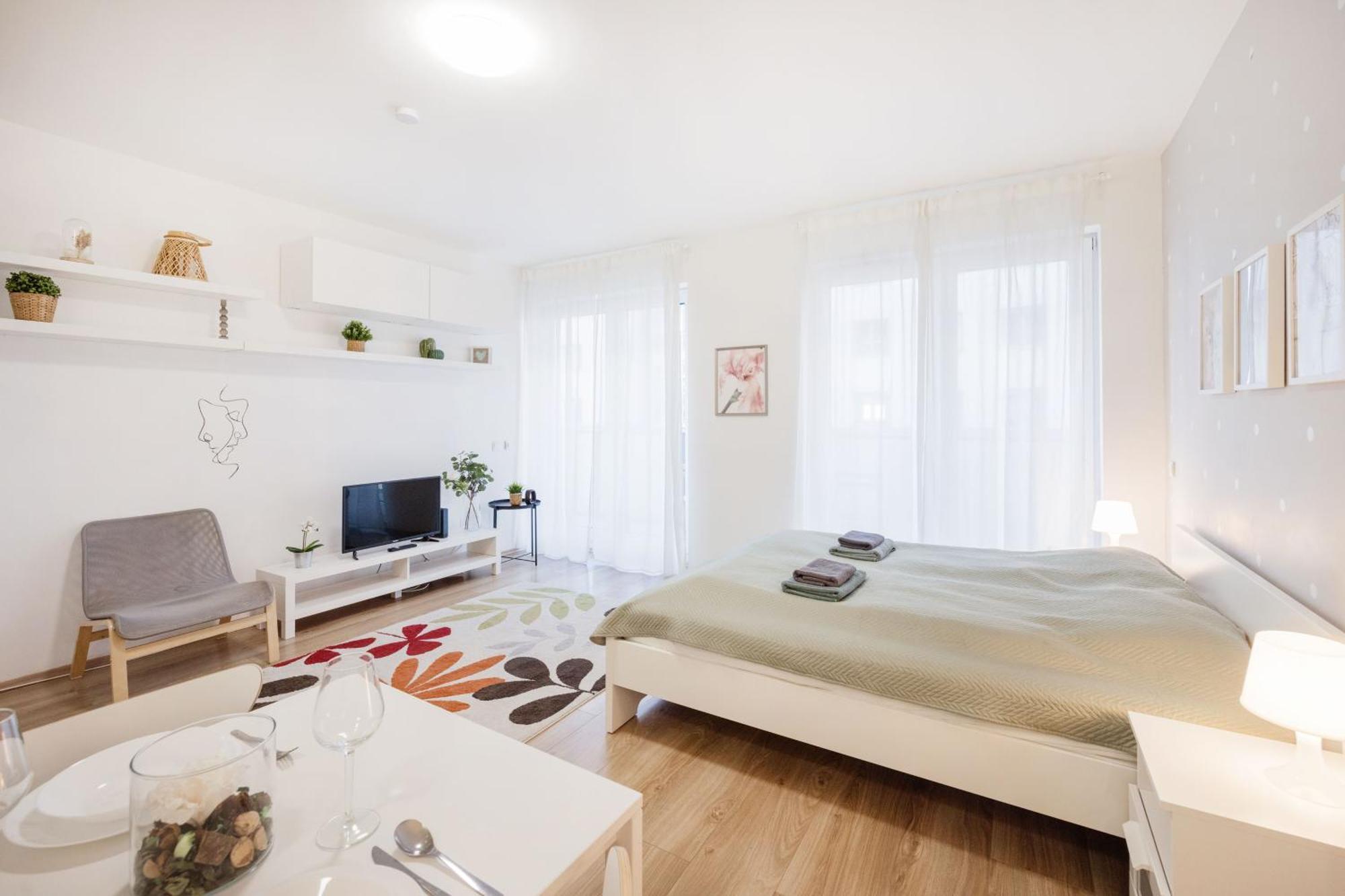 The Chic Crib With Balcony Appartement Boedapest Buitenkant foto