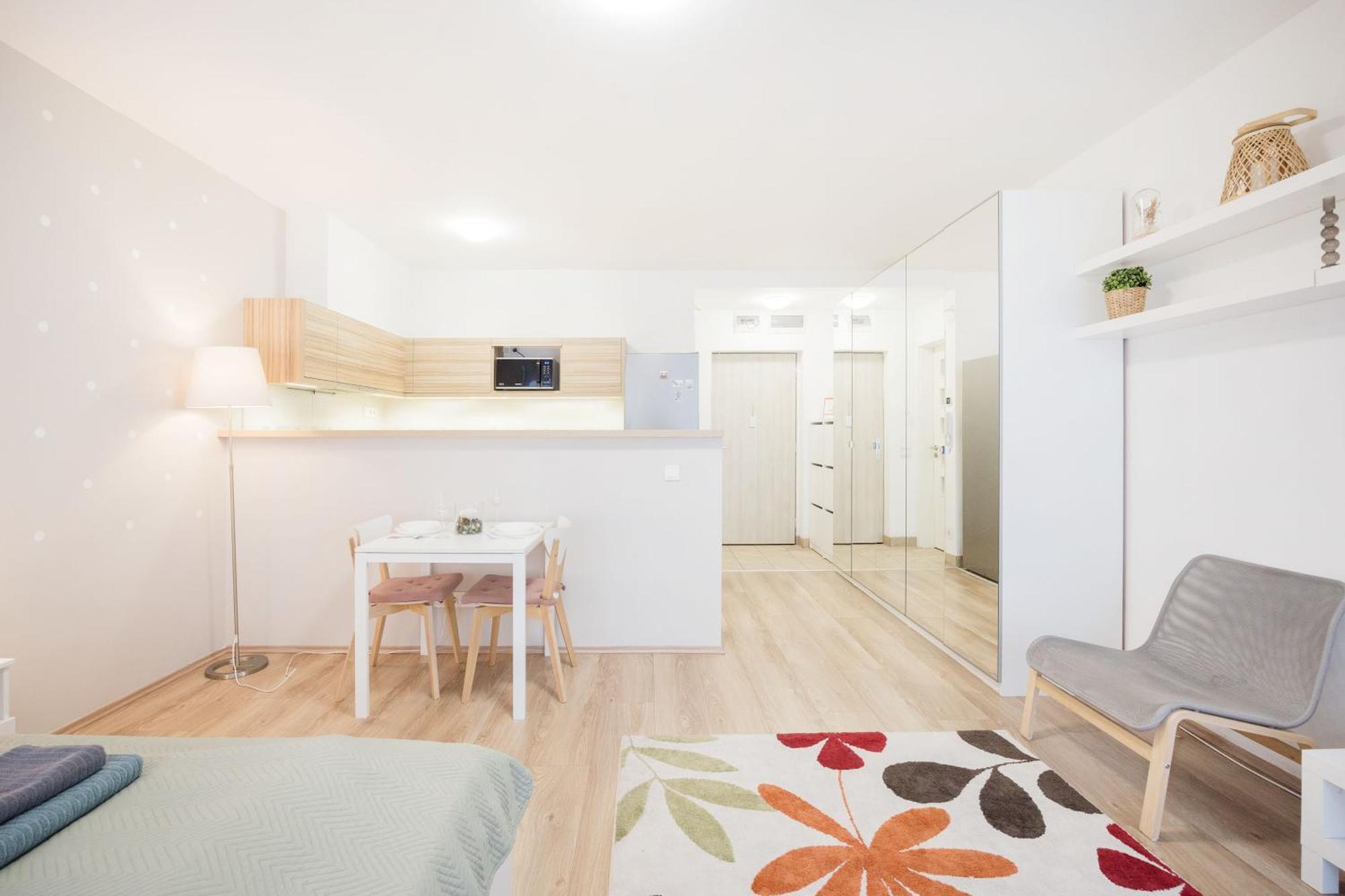 The Chic Crib With Balcony Appartement Boedapest Buitenkant foto