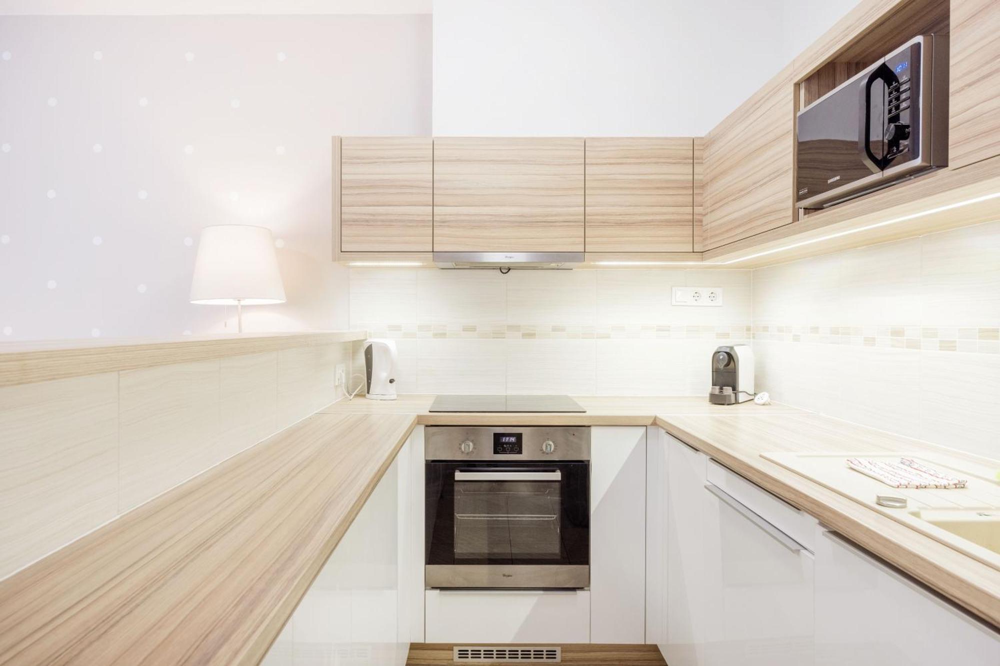The Chic Crib With Balcony Appartement Boedapest Buitenkant foto