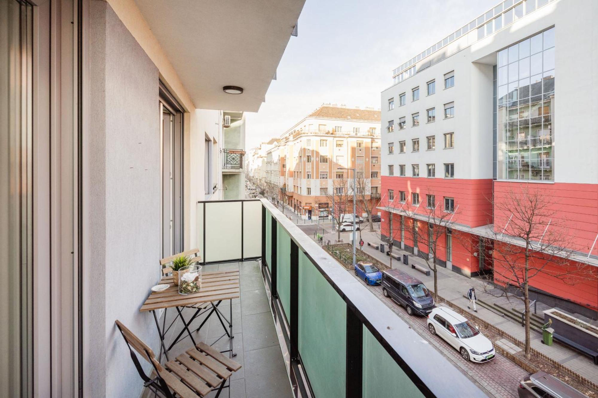 The Chic Crib With Balcony Appartement Boedapest Buitenkant foto