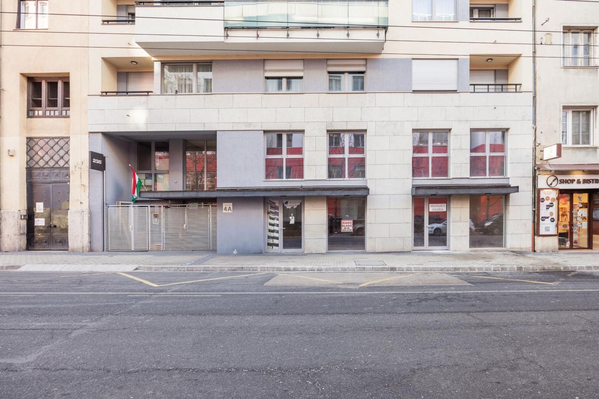 The Chic Crib With Balcony Appartement Boedapest Buitenkant foto